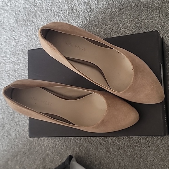 Sz 6 taupe suede Nine West pumps - Picture 1 of 3